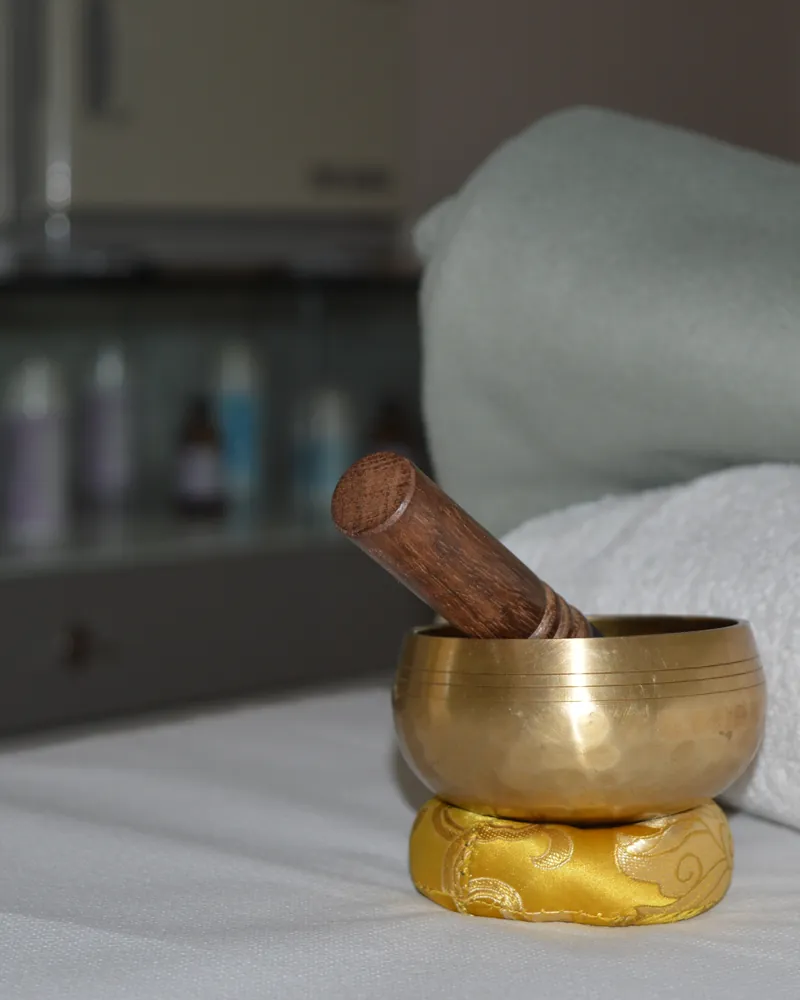 Una campana tibetana sul lettino della cabina