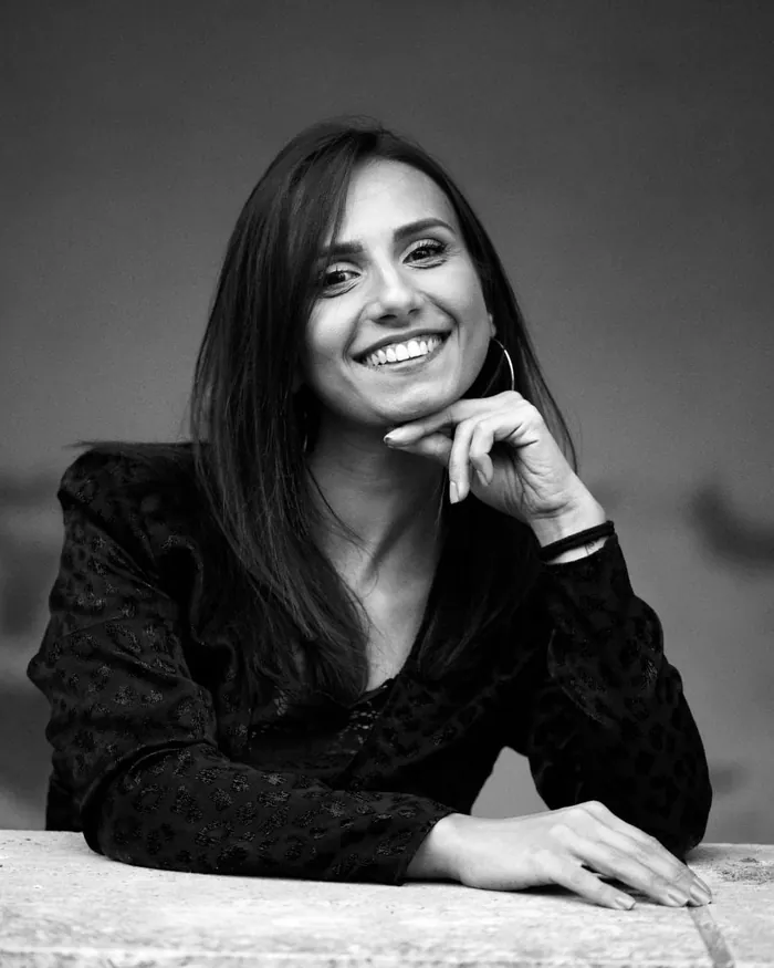 Mirella Sgura sorridente, ritratto in bianco e nero